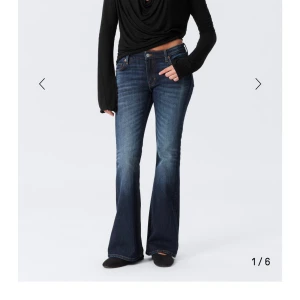 Weekday flame jeans -  jeans i mörkblå tvätt med klassisk bootcut passform. Jeansen har , orange sömmar och subtila slitningar framtill. Perfekt för dig som gillar retrovibbar och vill ha ett par jeans med lite extra attityd.