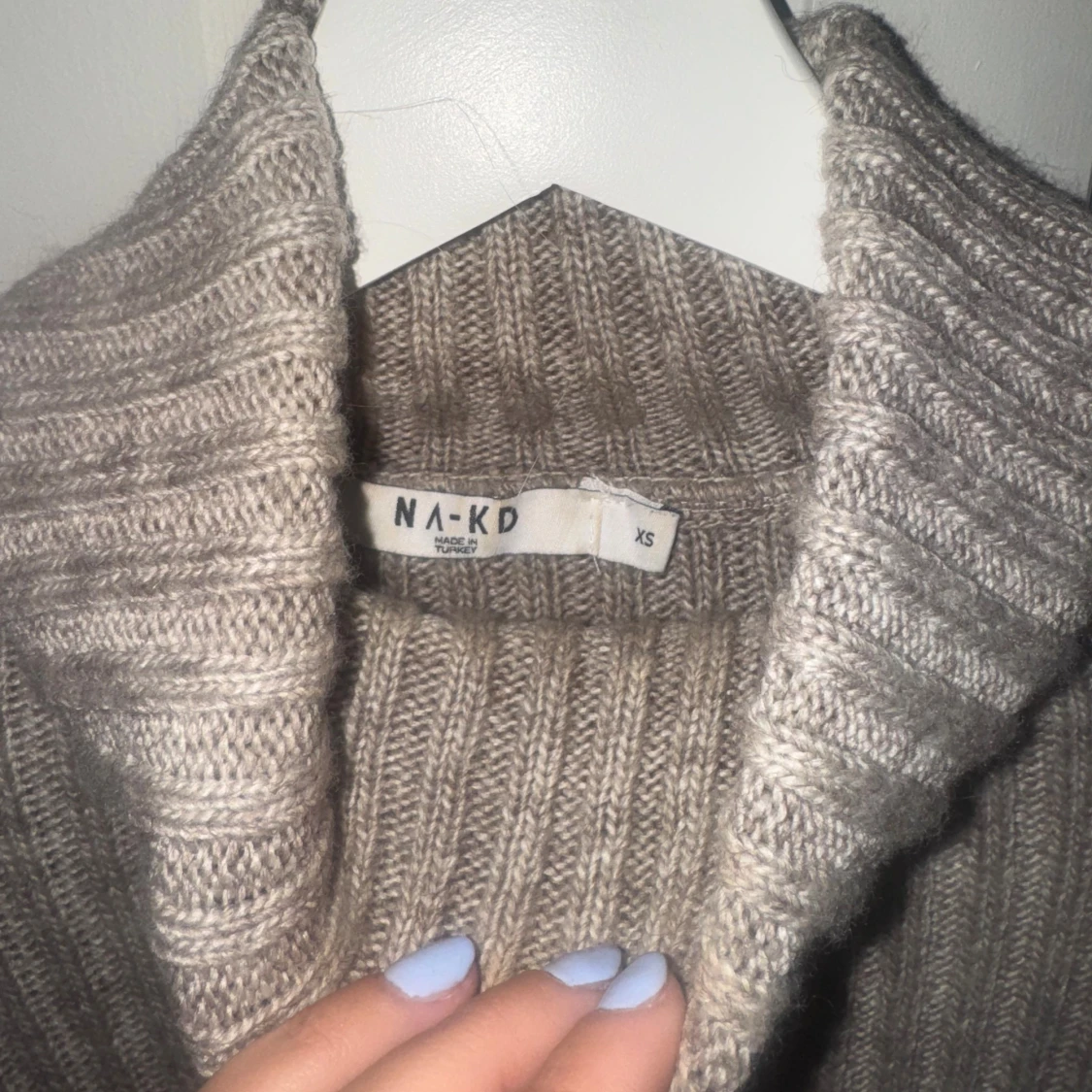 Grå ribbad polotröja från NA-KD - 3