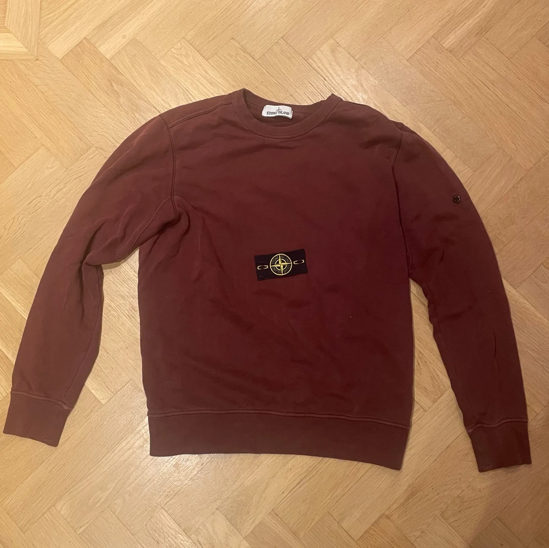 Mörkröd Stone Island sweatshirt