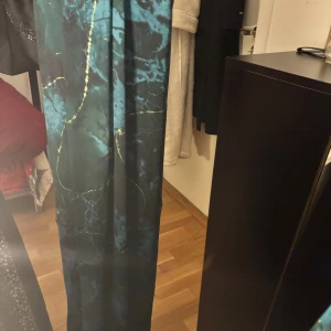 Mörkgrön slöja med mönster och glitter  - Snygg mörkgrön slöja