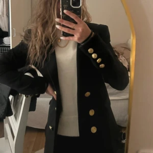 Svart kavaj med guld knappar - jättefin kavaj, som nästan är oanvänd från Vila