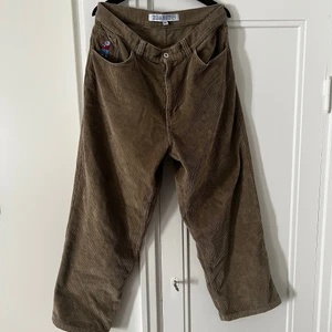 Polar Skate Co. Big Boy Cords Sand/ljusbrun M - Säljer dessa underbara manchester byxor för att jag har valt att gå upp till storlek L istället. Jag är 184cm lång med ”normal” kroppsbyggnad och dom sitter alldeles perfekt. Dom är rätt så baggy och jätte snygga! Använda 2ggr, nyskick! 