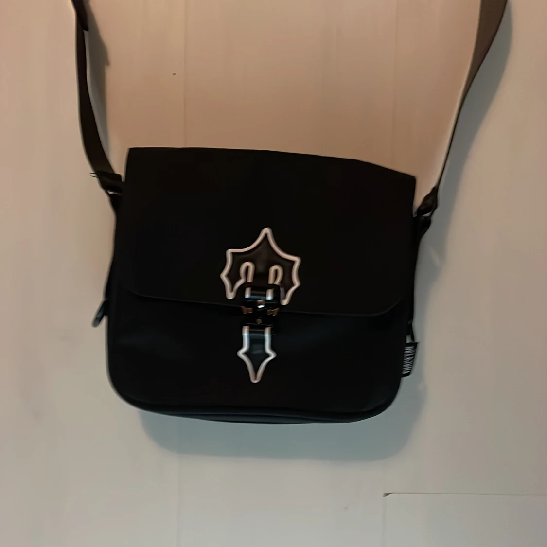 Trapstar väska. Kommer helt ny som man kan se på bilden. Aldrig användit Råkade beställa två stycken.  - 90