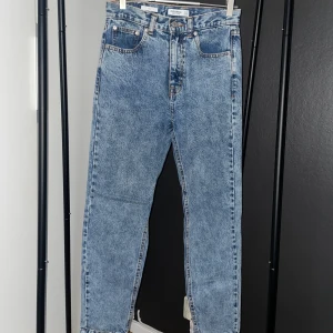 Mom-Jeans - Säljer pga för liten storlek. Väldigt bra skick, de kommer från Pull&Bear och är köpta för ca 3år sedan. 🌸