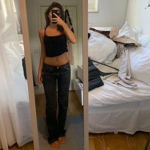 Low straight jeans - Super fina low straight jeans från Gina i mörkgrå, säljer för att jag inte tyckte om hur de satt då jag vill ha mer baggy! Annars jättefina 