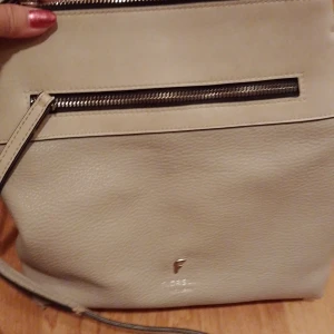 Handväska  - Ca ett halvår gammal. Väldigt mycket förvaringsutrymme