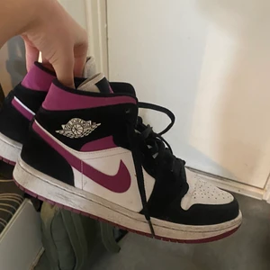 Jordan 1 mid  - Säljer dessa as coola skorna då dom inte längre kommer till användning 🥹 hör av er för bilder på dom!