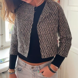 Cool trekvartsjacka!  - Höstjacka med svart mönster, fin till en stickad tröja! ❤️❤️ Storlek 38