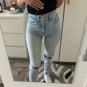 Stradivarius  - Jeans från stradivarius stolrek 32. Men passar även en 34 vilket jag är beror på hur man vill ha dom i storlek, dom är annars lite oversize.  Använda fåtal gånger. 