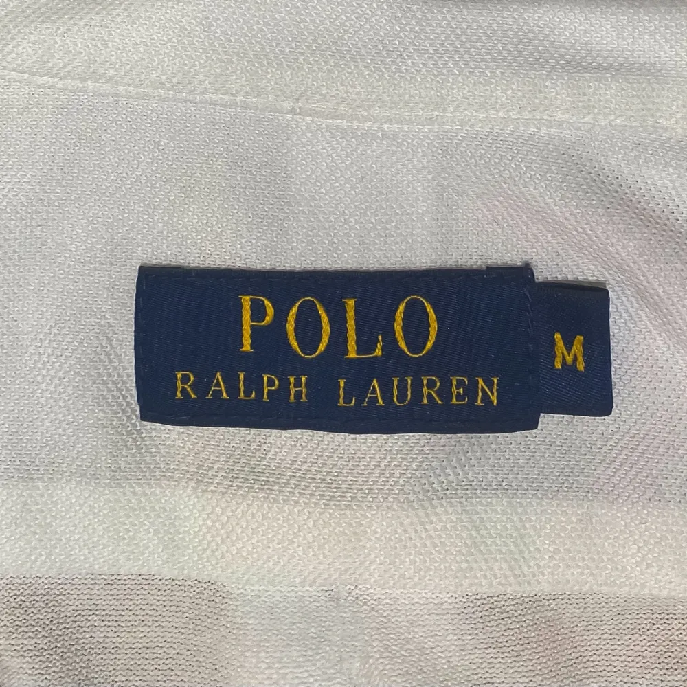 En vit Ralph Lauren skjorta i storlek M köpt 2021. Säljs pga att den inte används. Skick 9/10, nästan aldrig använd. Nypris på 1295 kr. Köpare står för eventuell frakt. Bara att höra av dig om du har några frågor!. Skjortor.