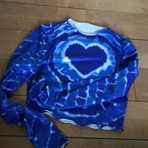 Tröja - Blå tröja från shein. Typ aldrig använd. Frakt tillkommer på 14kr. Betala med köp nu eller med swish! 