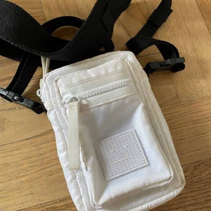 Acne väska - Jättefin liten acne väska. Köpt för 1000kr men säljer nu för 400kr. Fint skick! Får ändå plats med en del.