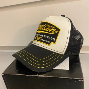 Stetson keps - En keps som var tänkt som present till min lille bror men han ville ha en annan och då lämnades den här aldrig tillbaka tyvärr.. så den är oanvänd! Priset är inte fast och går absolut att diskutera!🤍