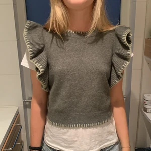 Stickad väst - Höstig väst från Zara, köpt för ca 3 år sen så går inte längre att få tag på. Säljer för 150 kr