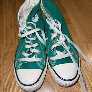 Ett par converse skor i storlek 37. Säljer den för 200kr