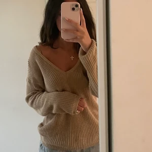 Stickad tröja - Stickad beige na-kd tröja. Köpt för väldigt längesen. Jättefin nu till hösten. Väldigt bra skick, knappt använd.