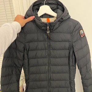 Parjumperjacka irene - Parajumper jacka irene, har ett liten fläck på insidan av jackan där av det billiga priset! (Inget som syns utifrån) Annars är den i ett toppskick endast använd en höst! (ÄKTA)