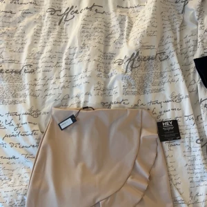 Helt ny kjol 200 kr storlek L - Helt oanvänd prislapp finns kvar 