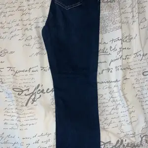 Helt oanvända jeans från NAKD. 100 kr . Storlek 38