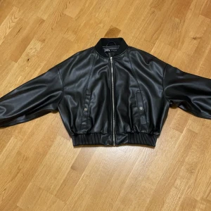 Zara jacka - Säljer denna skitsnygga skinnjacka/bomberjacka från Zara. Knappt använd och är i gott skick! Priset ligger på 250 kr exslusive frakt. Skriv privat om du är intresserad❤️ 