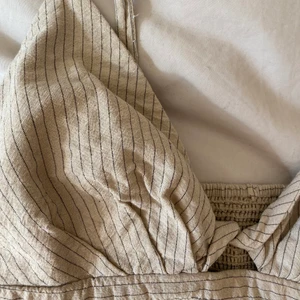 Topp från zara  - Supergullig topp från zara med resår i ryggen. Passar s/m då Zarah storlekar alltid är mindre! 