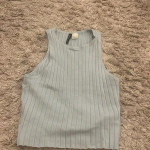 Linne - Ljus blått linne från H&M. Sällan använd och fint skick. Kan postas men köparen står för frakten! 