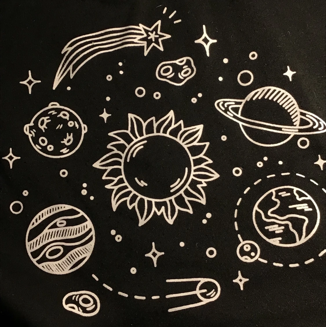 Svart hoodie med tryck på ryggen - 90