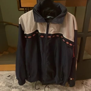 vintage jacka - sälher denna ascoola vintage jackan då den tyvärr inte kommer till någon användning.