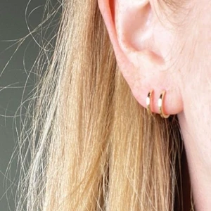 Dubbla släta guldpläterade örhängen - Dubbla, släta örhängen pläterade i 14k guld. Första och sista bilden är lånade. 