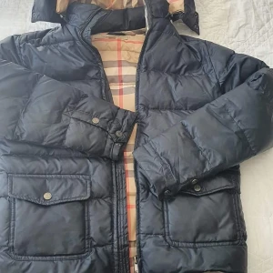 burberry vinterjacka  - En burberry jacka storlek 150 för 1600 min syster har väkt ur jackan och är som gött som ny.kan mötas upp i malmö trelleborg skåne 