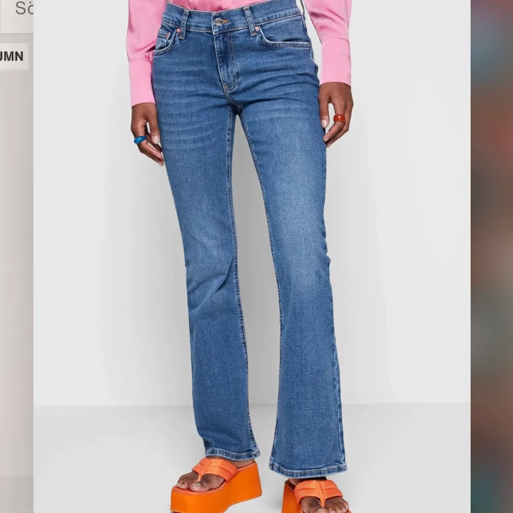 Flared jeans, köparen står för frakten. Har klippt av dom nertill❤️. Jeans & Byxor.