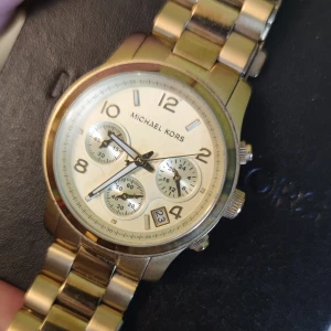 Michael Kors guldklocka - Säljer denna fina klocka med box! Fint skick, går att justera längd. 