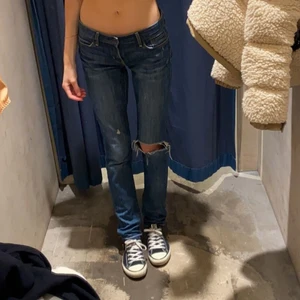 Lågmidjade levis - Super snygga lågmidjade levis jeans storlek W26-27 längd 34 då jag sprättat upp de där nere🧡 fint skick för att vara använda! 