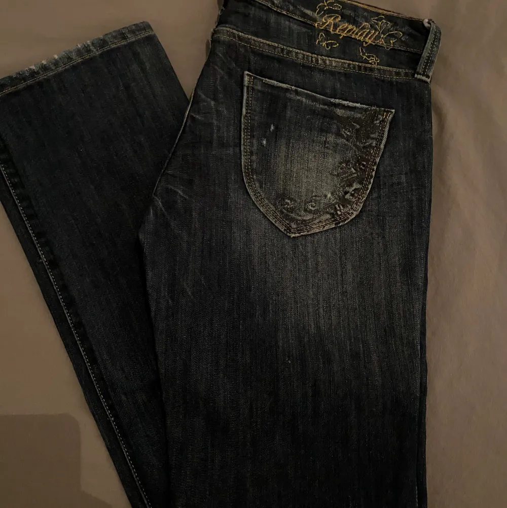 Vintage Replay Jeans. Storlek: 28/32, passar mig som bär 36 i jeans. Modell: straight leg & low waist. Inte min stil längre men är väldigt trendiga just nu. . Jeans & Byxor.
