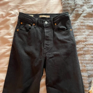 Levis ribcage straight - Storlek 25x27, har även ett par till i storlek 24 som jag säljer