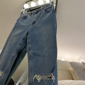 ASOS SKINNY JEANS  - Säljer mina Skinny jeans från ASOS DENIM i storlek och längd 28/32, passar en S med ripped knees och anklar. Kan skickas med billigare eller önskat fraktalternativ. 