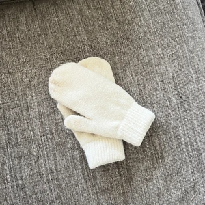 Vita vantar  - Vita vantar i ull, kommer i mörkgrå och svart också. Finns få i lager så först till kvarn eller högsta bud!!! 289kr/st