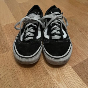 Vans old school - Säljer mina gammla vans skor då jag aldrig använder de, skorna är k ett bra skick och det ända är att märket på ena baksidan är lite slitet annars är de i väldigt bra skick!!