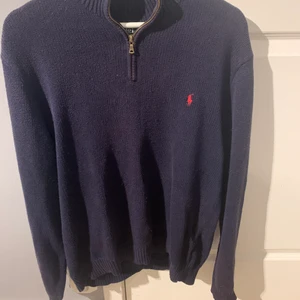 Ralph lauren 1/4 zip up hoodie  - Säljer min Ralph lauren 1/4 zip up då den är för stor för mig. Den är i bra skick och användt varsamt. Den är st M men passar även L. Vid snabb affär kan priset sänkas.