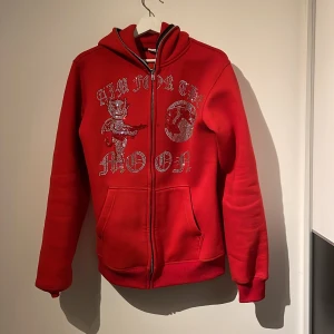 Aim for the moon hoodie - En aim for the moon hoodie väldigt fin inga stenar har ramlat av aldrig tvättad i tvättmaskin bara för hand. Säljes ej längre. Passar även M