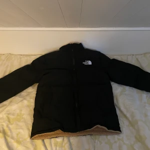 The North Face puffer/fleece - Använd men är i nyskick, köptes förra året från en skayebutik i polen. Säljer för billigt o kan gå ner i pris vid snabb affär. Storlek L men passar även M