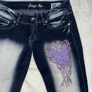 Crazy age jeans - Lägger upp igen. SÅ snygga crazy age jeans.  Lite små hål vid änden av byxorna se bild 3. Några 💎har åkt av. För korta på mig som är ca 168cm💗bootcut o lågmidjade, skriv privat för fler bilder