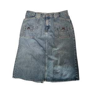 Blå jeanskjol/denim kjol med fickor från GAP
