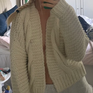 Stickad kofta - Från chiquelle