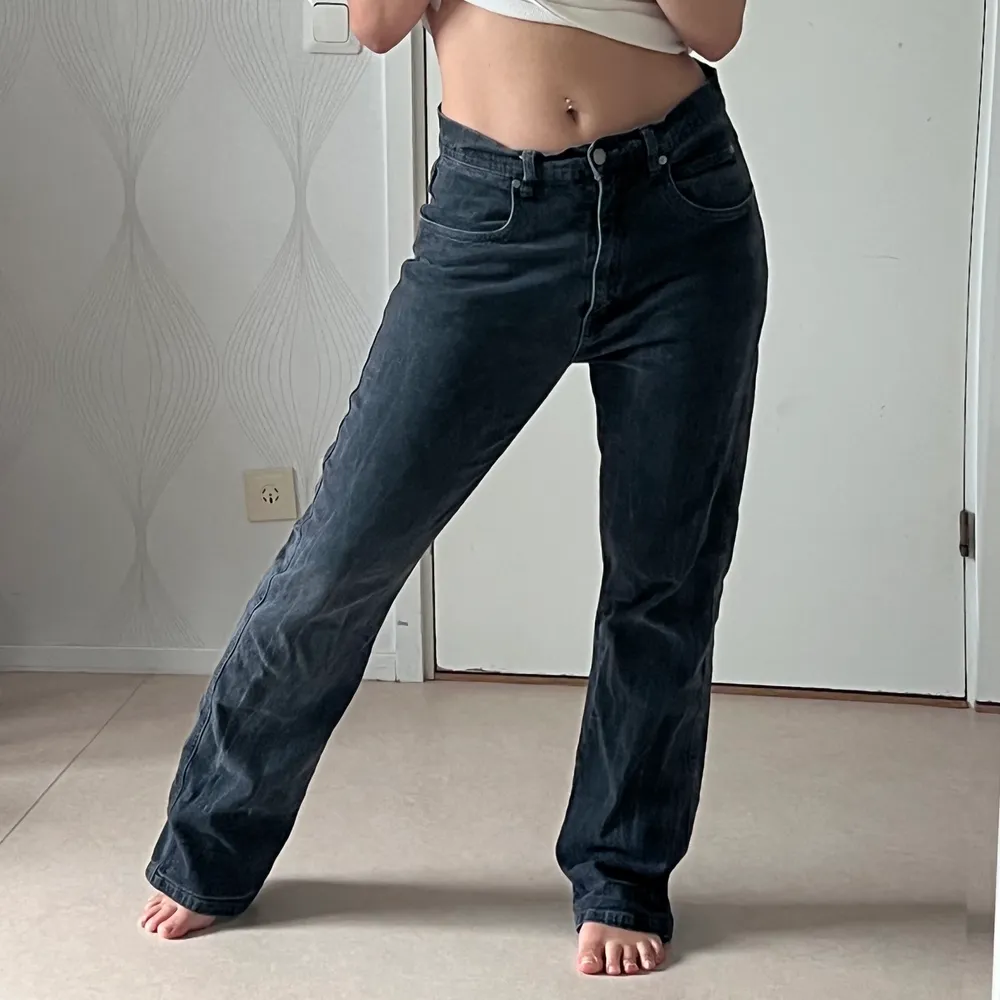 Gråsvarta jeans med mycket stretch, dem har en baggy fit om man har storlek 36/38 i annars, men om man är en strl 42 så sitter dem också super snyggt då dem är väldigt vida i benen och kan även vara väldigt högmidjade.  Tas bort 16/10!. Jeans & Byxor.