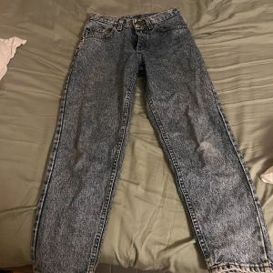 Lees Jeans  - Lees Straight Jeans. Använda men inte slitna säljer dem för att de är för små för mig. Pris kan diskuteras. Kan mötas upp i Stockholm
