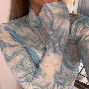 Långärmad tröja - En super cool långärmad tröja från BikBok.