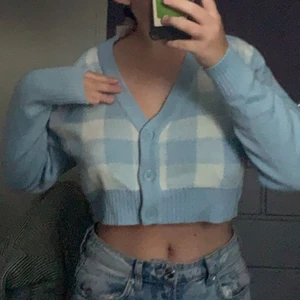 Kofta - En långärmad ljusblå/vit mönstrig kofta, oanvänd då den var förliten, prislappen är kvar.