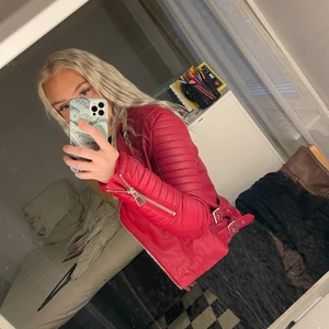 Skinnjacka stl 38 - Röd Skinnjacka från chiquelle i stl 38, den är liten i storlek. 