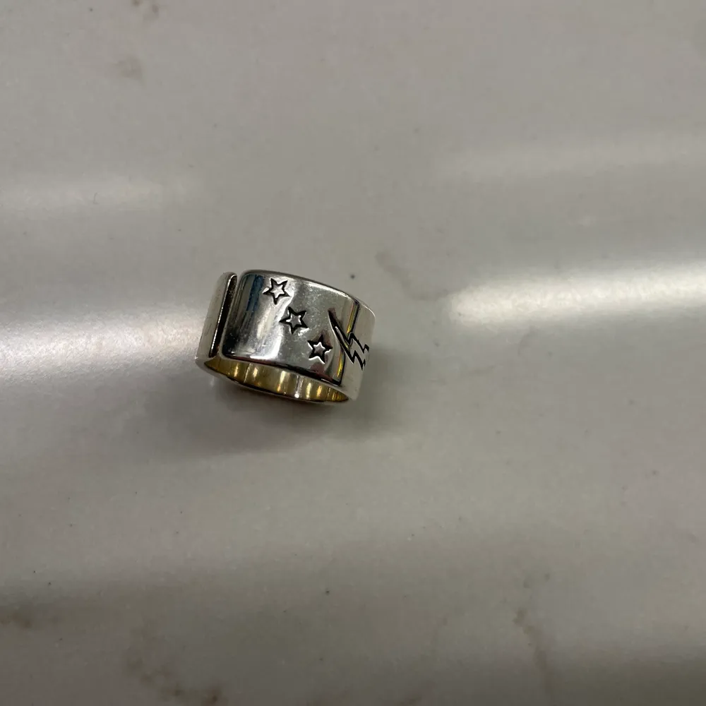 Sterling 925 silver. Supersnygg ring som aldrig är använd, den är justerbar så passar alla storlekar. Köparen står för frakt, skickas samma dag. Accessoarer.